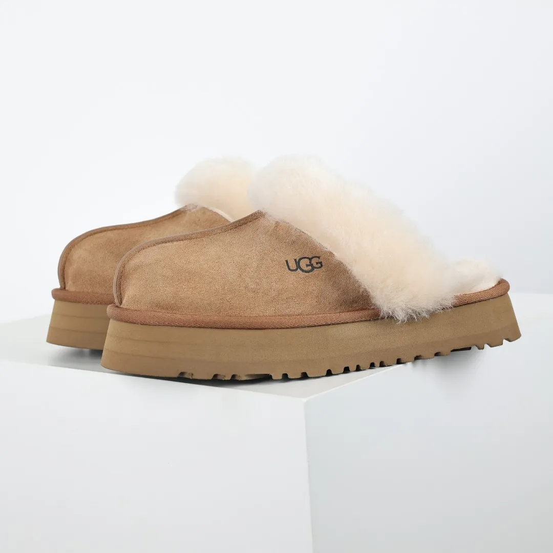 Pick up locally 💰520 Core recommendation with good price In recent years, uug has launched a series of styles, which are partially geared towards the preferences of young consumers and have also moved to the forefront of fashion trends. Shoe body material: water-repellent coated suede upper, 17mm UGGPURE™ implanted wool insole, lightweight non-slip and comfortable rubber outsole, with brand LOGO and trademark, with full packaging Size: 35 36 37 38 39 40